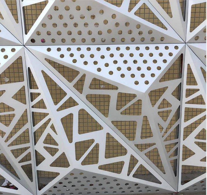 1715323882942221.jpg 鏤空三角形鋁板.jpg